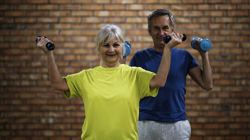 A prática regular de exercícios físicos, associada a uma alimentação rica em compostos bioativos, pode ajudar na preservação da força, da massa muscular e da autonomia durante o envelhecimento - Foto: Magnific