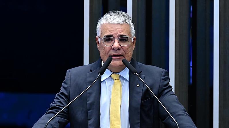 À tribuna, em discurso, senador Eduardo Girão (Novo-CE).