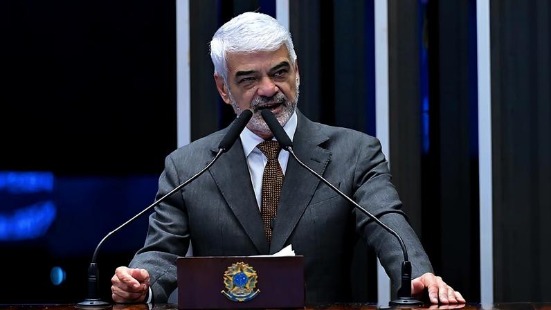 Senador Humberto Costa (PT-PE) em discurso à tribuna.