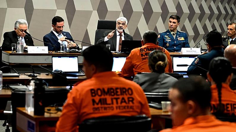 Mesa: secretário executivo do Conselho Nacional de Secretários de Saúde (Conass), Jurandi Frutuoso; diretor do Departamento de Atenção Hospitalar, Domiciliar e de Urgência da Secretaria de Atenção Especializada à Saúde do Ministério da Saúde, Fernando Augusto Marinho dos Santos Figueira; presidente eventual da CAS, senador Humberto Costa (PT-PE) - em pronunciamento; presidente do Conselho Nacional de Comandantes-Gerais dos Corpos de Bombeiros Militares (Ligabom), Fabiano de Souza; tenente-coronel assessor de Relações Institucionais e Parlamentares do Corpo de Bombeiros Militar de Minas Gerais, Douglas Martins Soares.