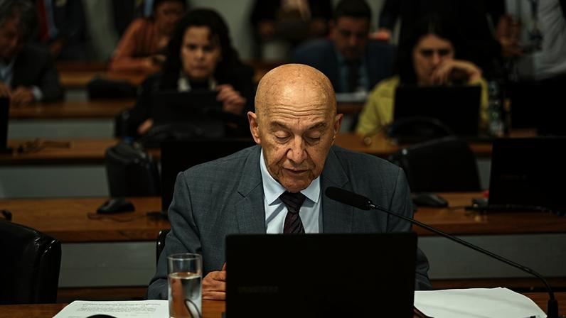 Em pronunciamento, à bancada, relator do PL 2.132/2025, senador Confúcio Moura (MDB-RO).