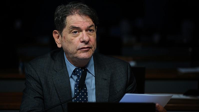 Em pronunciamento, à bancada, senador Cid Gomes (PSB-CE).