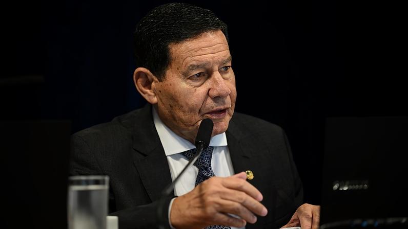 Relator ad hoc senador Hamilton Mourão (Republicanos-RS) em pronunciamento à bancada.