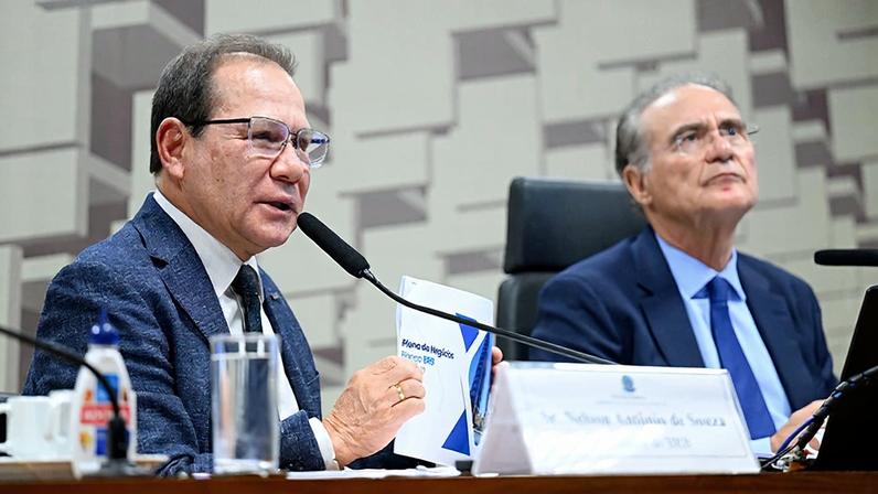 Mesa: presidente do Banco de Brasília (BRB), Nelson Antônio de Souza, em pronunciamento; presidente da CAE, senador Renan Calheiros (MDB-AL).