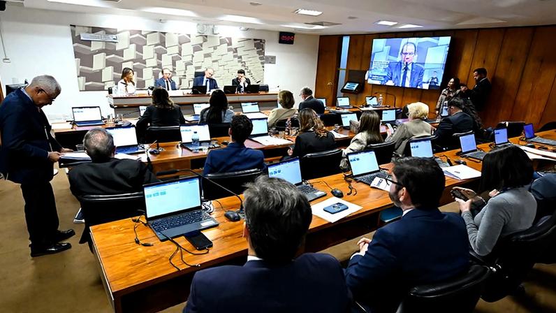 Mesa: presidente do Banco de Brasília (BRB), Nelson Antônio de Souza; presidente da CAE, senador Renan Calheiros (MDB-AL).