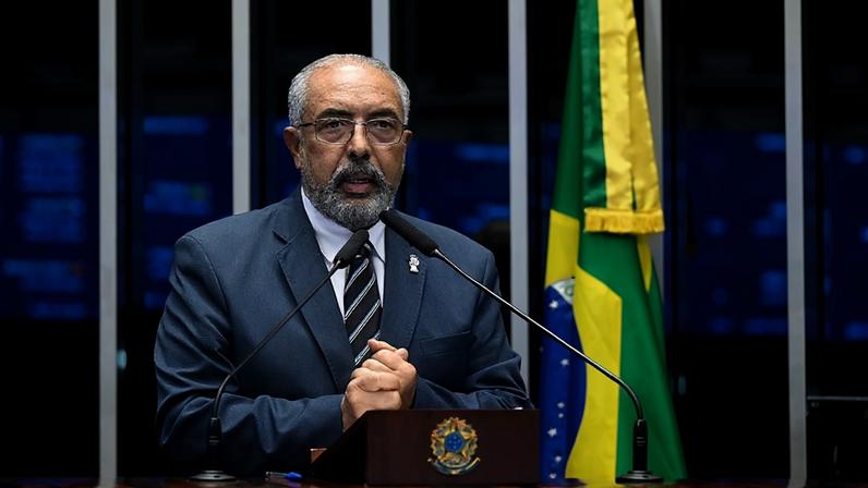 Senador Paulo Paim (PT-RS) em discurso à tribuna.