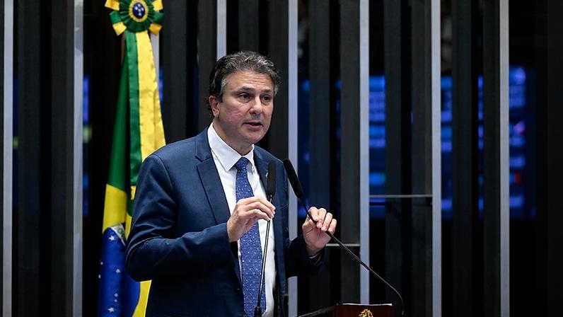 Em discurso, à tribuna, senador Camilo Santana (PT-CE).
