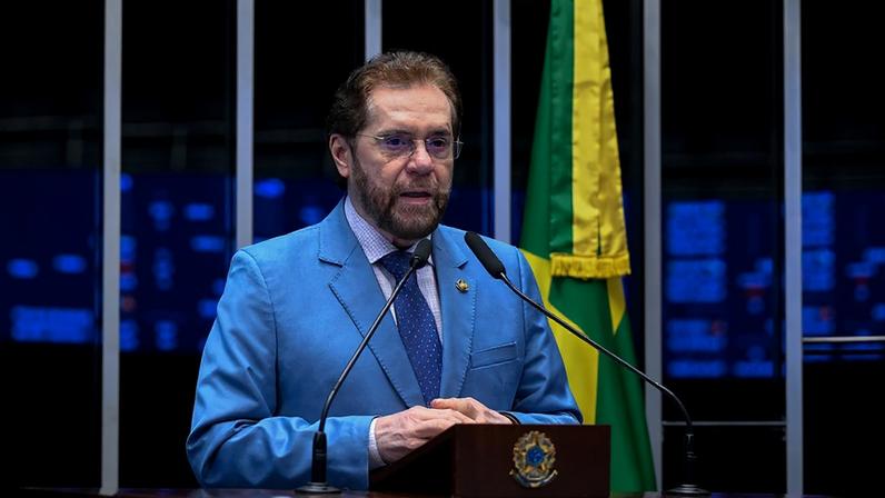 Em discurso, à tribuna, senador Plínio Valério (PSDB-AM).