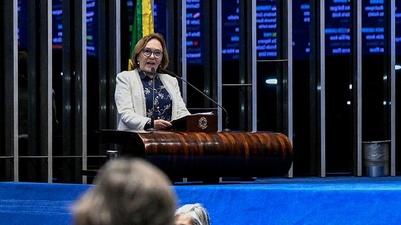 À tribuna, em discurso, senadora Zenaide Maia (PSD-RN).
