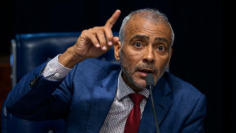 Senador Romário (PL-RJ) em pronunciamento à bancada.