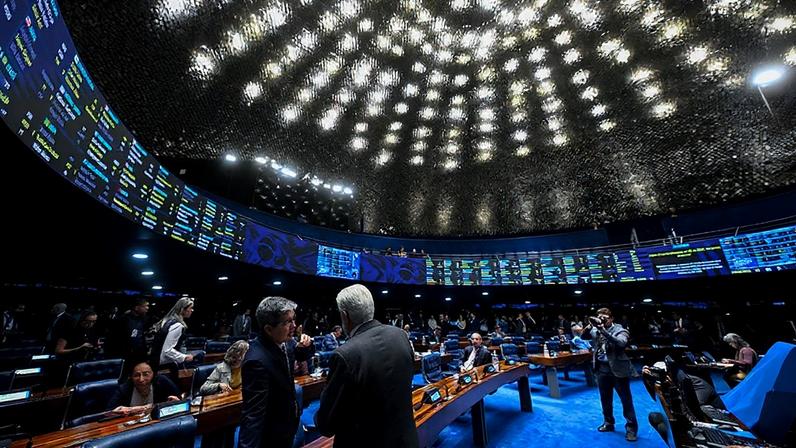 Senadores Randolfe Rodrigues (PT-AP) e Jaques Wagner (PT-BA) conversam.