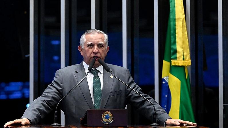 Senador Izalci Lucas (PL-DF) em discurso à tribuna.