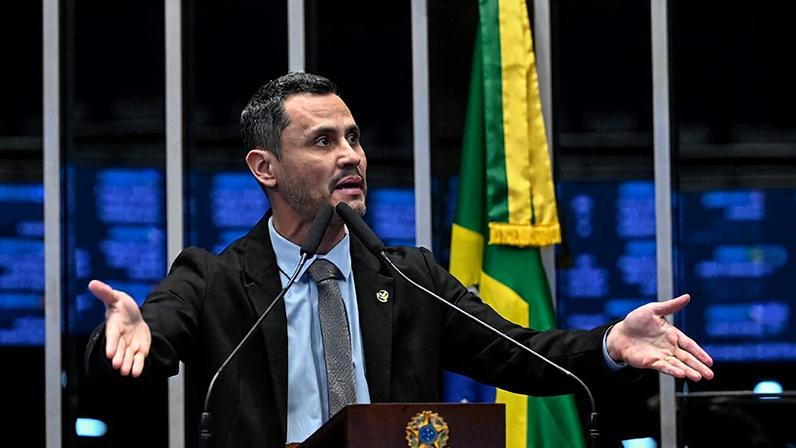 À tribuna, em discurso, senador Cleitinho (Republicanos-MG).
