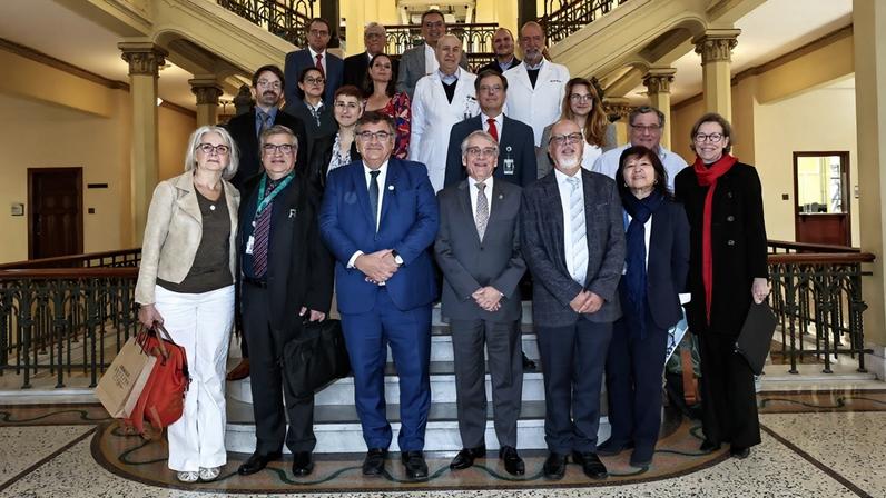 A delegação do Inserm foi recebida por dirigentes e docentes da Faculdade de Medicina, que apresentaram projetos e pesquisas em andamento para discutir o fortalecimento de parcerias – Foto: Marcos Santos/USP Imagens