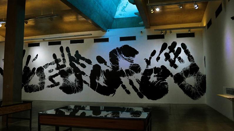 Mural de autoria de Regina Silveira, em cartaz na exposição "4 Eméritos" - Foto: Nina Nassar