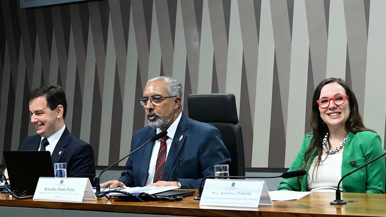Mesa: chefe da Divisão de Cooperação Educacional do Ministério das Relações Exteriores (MRE), Edison Luiz da Rosa Junior; presidente eventual da CE, senador Paulo Paim (PT-RS); coordenadora-geral da Campanha Nacional pelo Direito à Educação, Andressa Pellanda.