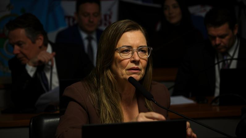 Em pronunciamento, à bancada, senadora Dra. Eudócia (PSDB-AL).