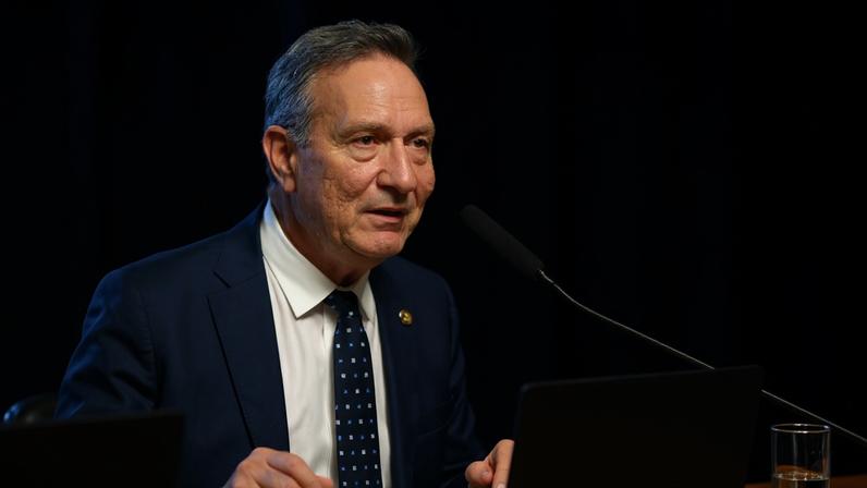Em pronunciamento, à bancada, senador Lucas Barreto (PSD-AP).