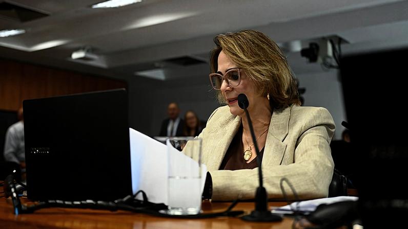 À bancada, em pronunciamento, senadora Damares Alves (Republicanos-DF).