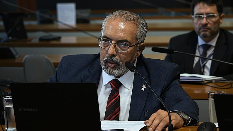 Em pronunciamento, à bancada, relator do PL 1.636/2022, senador Paulo Paim (PT-RS).