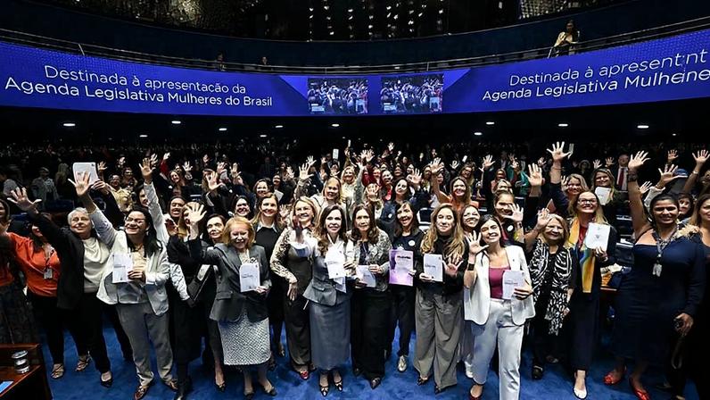 Ao término da sessão: pose para foto: diretora-geral do Senado Federal, Ilana Trombka; servidora do Senado, Claudia Lira; senadora Jussara Lima (PSD-PI) deputada Bia Kicis (PL-DF); presidente e requerente desta sessão, senadora Professora Dorinha Seabra (União-TO); presidente do Núcleo do Distrito Federal do Grupo Mulheres do Brasil, Janete Vaz; coordenadora do Eixo 2 de pesquisa do Observatório Nacional da Mulher na Política (ONMP) da Câmara dos Deputados, deputada Tábata Amaral (PSB-SP).