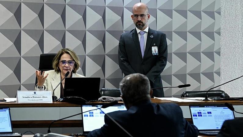 Em pronunciamento, à bancada, relator do PL 1.636/2022, senador Paulo Paim (PT-RS).