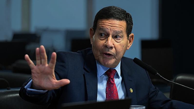 À bancada, em pronunciamento, senador Hamilton Mourão (Republicanos-RS).