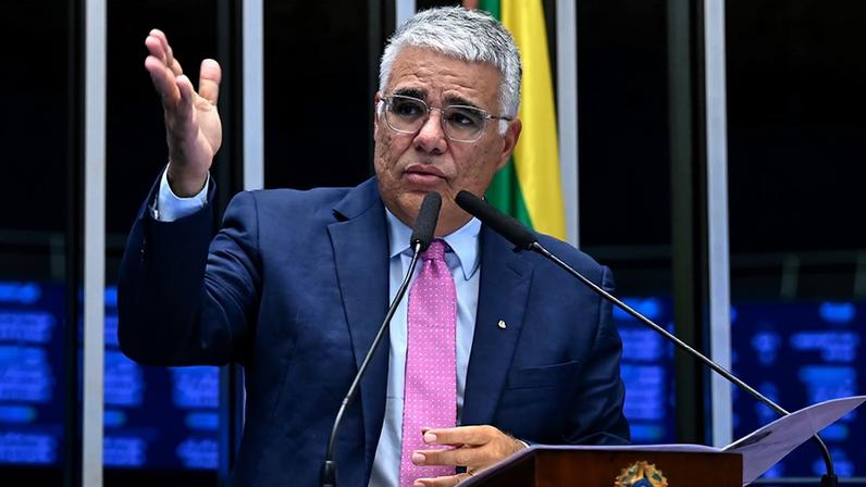 Em discurso, à tribuna, senador Eduardo Girão (Novo-CE).