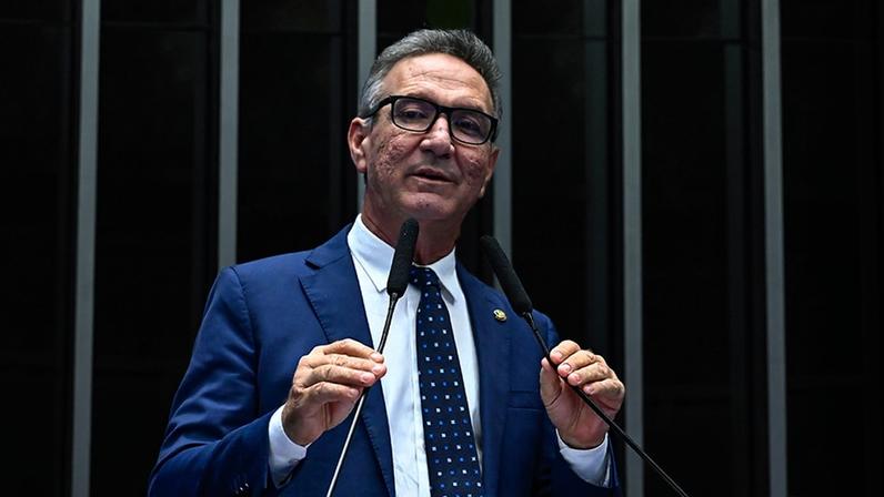 Em discurso, à tribuna, senador Lucas Barreto (PSD-AP).