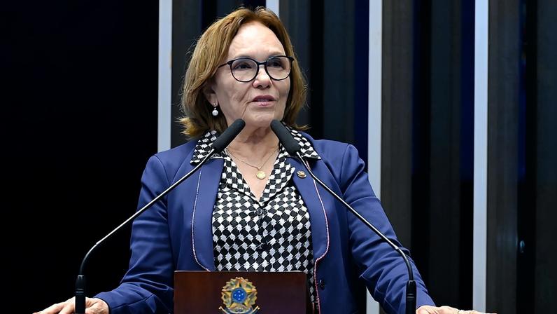 À tribuna, em discurso, senadora Zenaide Maia (PSD-RN).