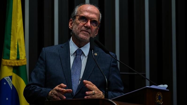 À tribuna, em discurso, senador Fernando Dueire (PSD-PE).