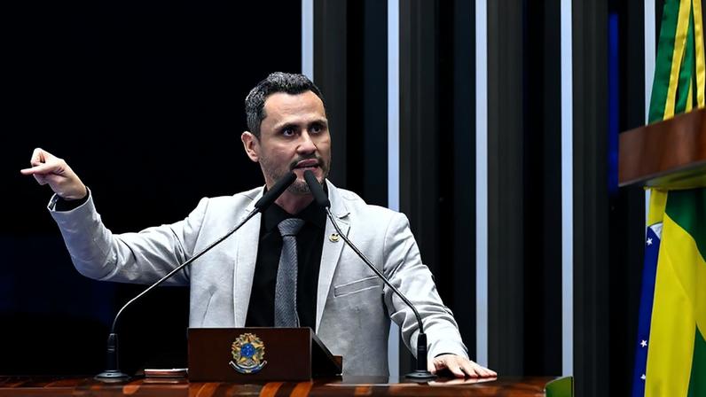 Senador Cleitinho (Republicanos-MG) em discurso à tribuna.
