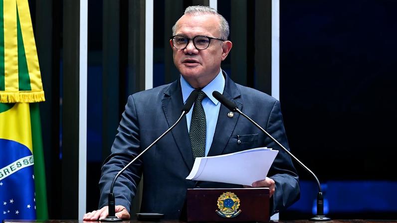 À tribuna, em discurso, senador Wellington Fagundes (PL-MT).
