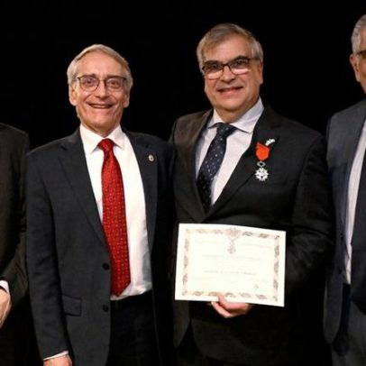 Ex-reitor da USP recebe condecoração internacional por cooperação com a França