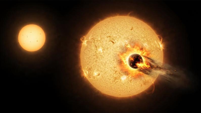 Imagem de sistema binário, par de duas estrelas, no qual a que se encontra em primeiro plano está absorvendo um planeta que orbitava ao seu redor, tendo ao fundo um céu estrelado