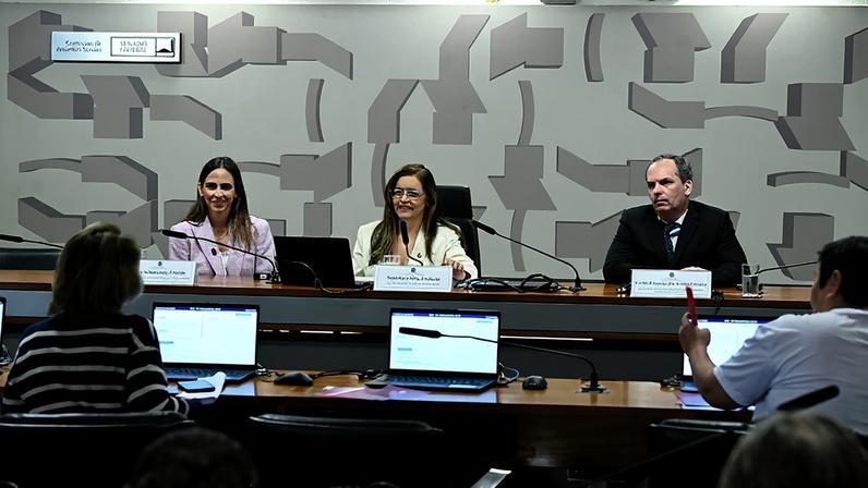 Mesa: cientista, professora e pesquisadora na Baylor College of Medicine, nos Estados Unidos, Lívia Schiavinato Eberlin; vice-presidente da CAS, senadora Dra. Eudócia (PL-AL); gerente médico do Laboratório Clínico de Medicina Diagnóstica do Hospital Israelita Albert Einstein, Carlos Eduardo dos Santos Ferreira.