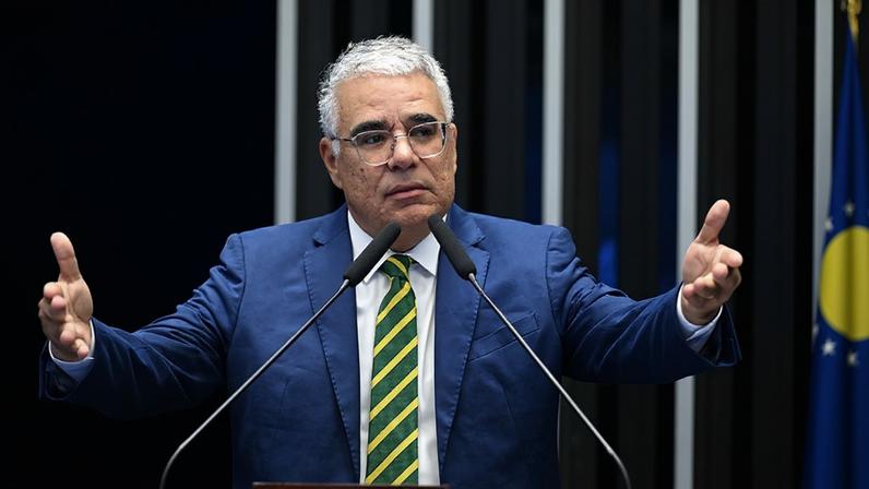 À tribuna, em discurso, senador Eduardo Girão (Novo-CE).