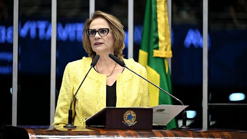 À tribuna, em discurso, senadora Damares Alves (Republicanos-DF).