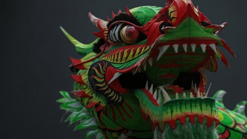 Cabeça de um dragão feito de papel e tecidos coloridos