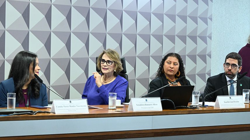 Mesa: coordenadora de Atenção à Saúde da Pessoa Idosa do Ministério da Saúde, Camila Maria Mendes Nascimento; presidente da CDH, senadora Damares Alves (Republicanos-DF), conduz audiência; chefe de gabinete da Secretaria Nacional de Promoção e Defesa dos Direitos da Pessoa Idosa do Ministério dos Direitos Humanos e da Cidadania (MDHC), Lucélia Luiz Pereira; geriatra - presidente da Sociedade Brasileira de Geriatria e Gerontologia (SBGG), Leonardo Brandão de Oliva.
