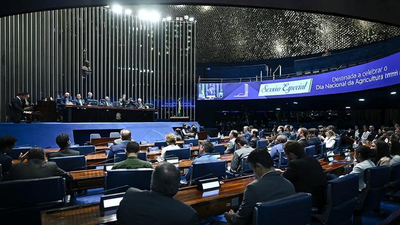 Mesa: secretário nacional de Fundos e Instrumentos Financeiros do Ministério da Integração e do Desenvolvimento Regional, Eduardo Corrêa Tavares; presidente da Comissão Nacional de Irrigação da Confederação da Agricultura e Pecuária do Brasil, David Schimidt; presidente desta sessão, senador Eduardo Girão (Novo-CE); secretário desta sessão; presidente da Associação Brasileira de Irrigação e Drenagem, Silvio Carlos Ribeiro Vieira Lima; chefe-geral da Empresa Brasileira de Pesquisa Agropecuária Cerrados, Jorge Enoch Furquim Werneck Lima.