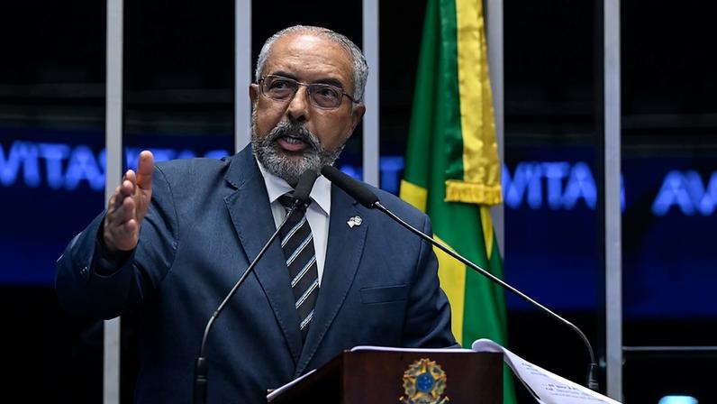 À tribuna, em discurso, senador Paulo Paim (PT-RS).