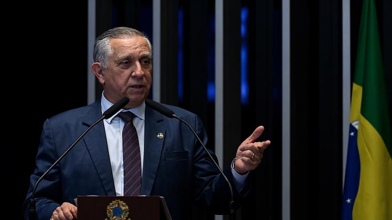 Senador Izalci Lucas (PL-DF) em discurso à tribuna.