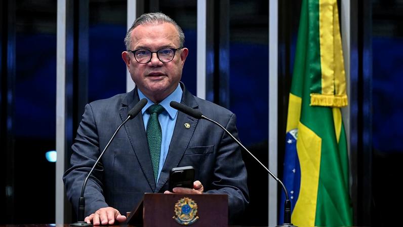 À tribuna, em discurso, senador Wellington Fagundes (PL-MT).