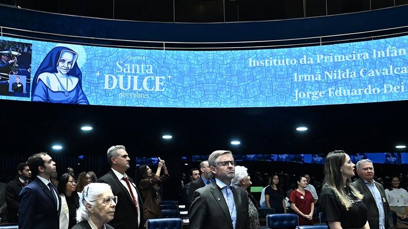 Em posição de respeito, parlamentares e convidados acompanham execução do Hino Nacional pela Banda de Música da Marinha do Brasil.
