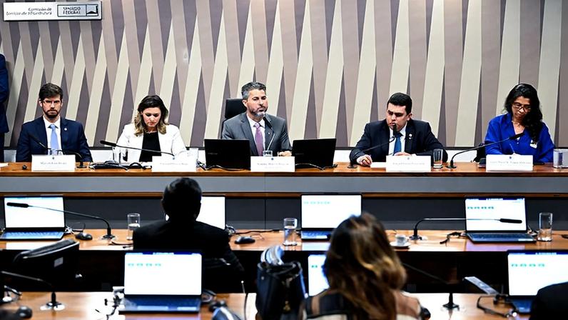 Mesa: diretor-geral da Agência Nacional de Transportes Aquaviários, Frederico Carvalho Dias; auditor-chefe da Auditoria Especializada em Energia Elétrica e Nuclear do Tribunal de Contas da União, Marcelo Leite Freire; diretora-presidente interina da Agência Nacional de Águas e Saneamento Básico, Larissa Oliveira Rêgo; presidente da CI, senador Marcos Rogério (PL-RO), conduz audiência; diretor-presidente da Agência Nacional de Aviação Civil, Tiago Chagas Faierstein, em pronunciamento; diretora-geral Substituta da Agência Nacional de Energia Elétrica, Agnes Maria de Aragão da Costa.