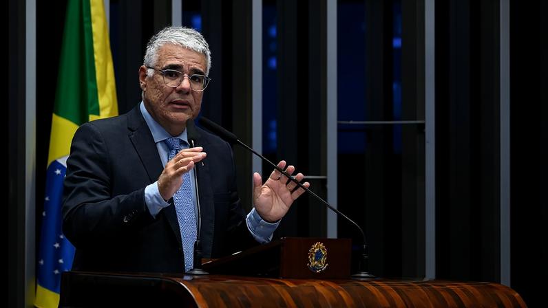 Senador Eduardo Girão (Novo-CE) em discurso à tribuna.