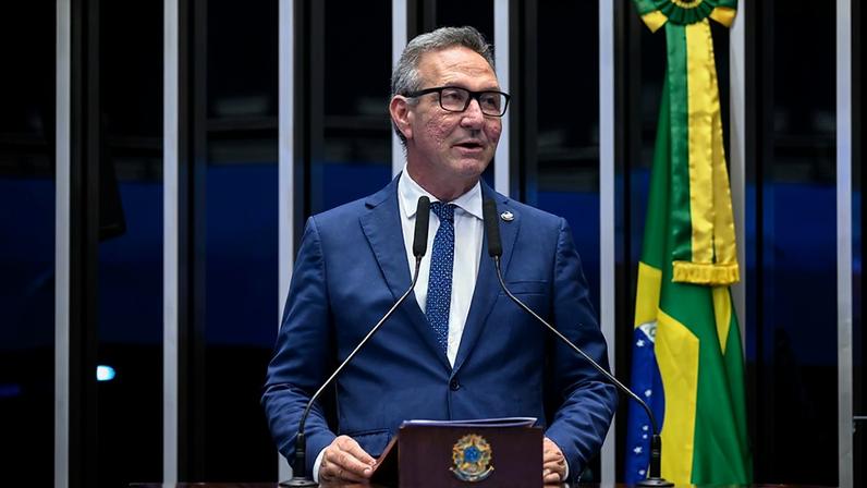 Em discurso, à tribuna, senador Lucas Barreto (PSD-AP).