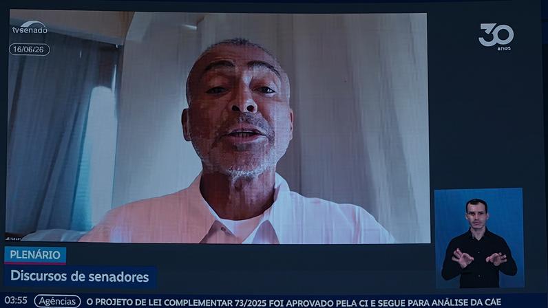 Telão exibe, pronunciamento, via videoconferência, senador Romário (PL-RJ).