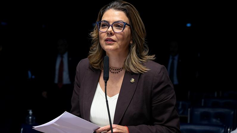 À bancada, em pronunciamento, senadora Leila Barros (PDT-DF).